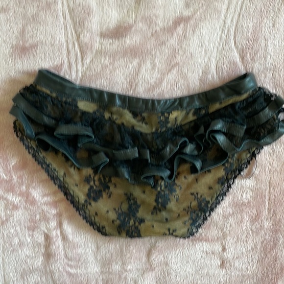Trashy lace with leather top and panties. Size M. New - Picture 15 of 16
